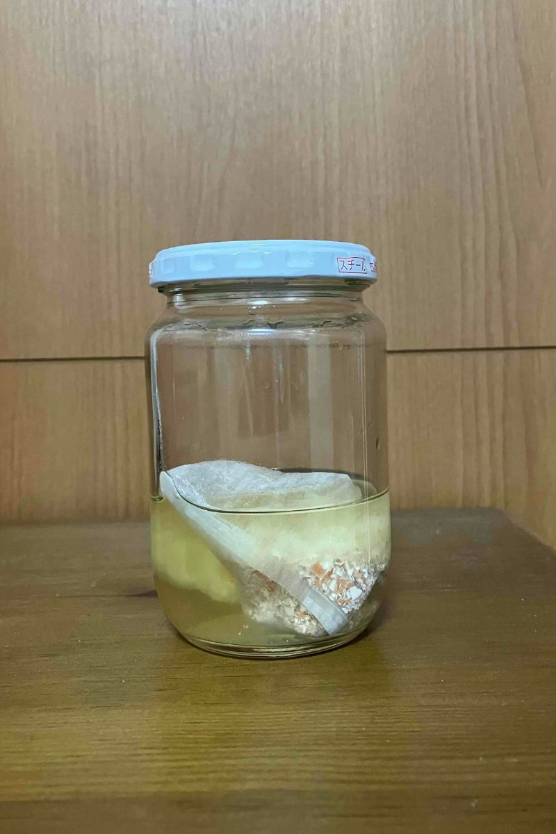 酢に卵の殻を入れる